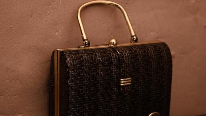Your rich friend gives you a handbag worth 10 000$ with the receipt incase you wanna change color? What do you do?