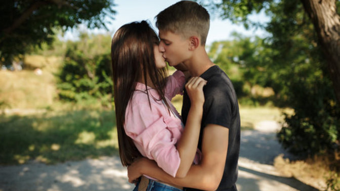 How many dates until first kiss?