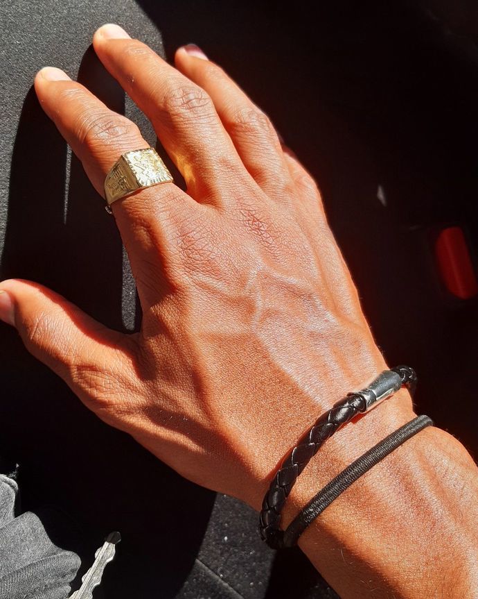 LARGE HANDS 