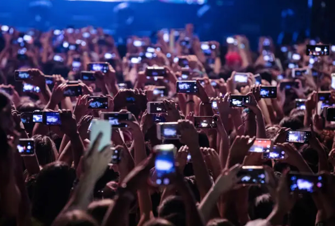 I love how people watch concerts nowadays.