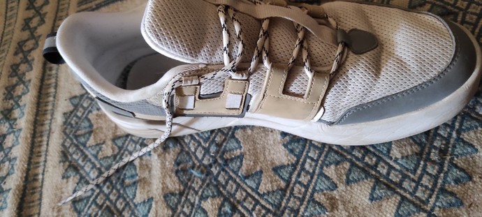 How and with what can I clean my shoe without any risk of damage?