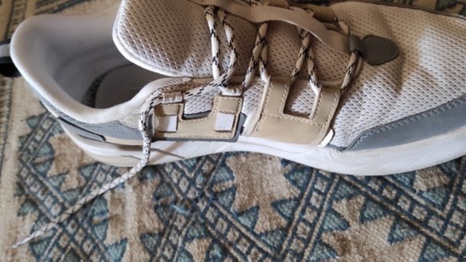 How and with what can I clean my shoe without any risk of damage?