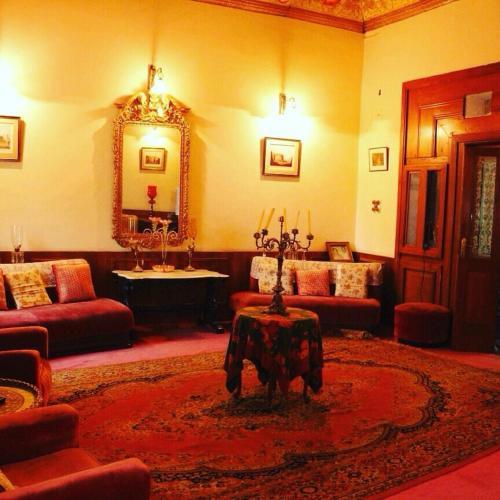 If you could buy any house and choose the interior design and built how would you want it?