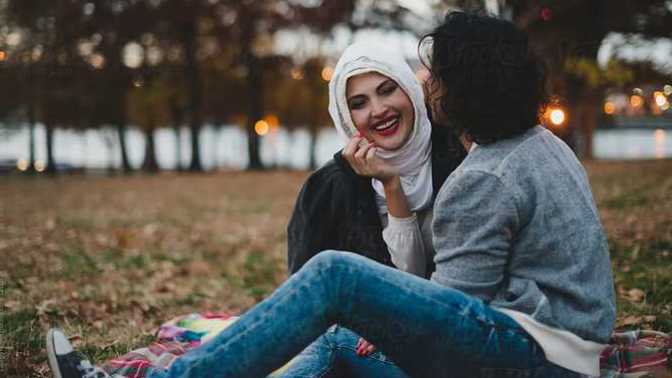 How long do you think people should wait to make their relationship (s) official?