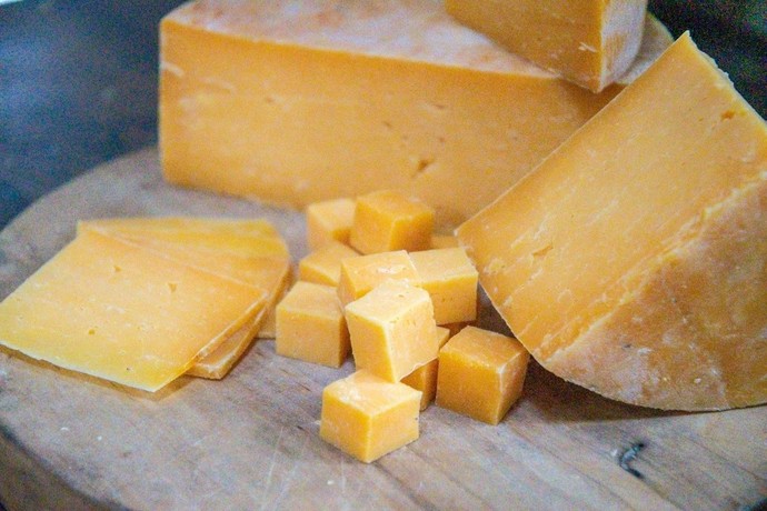 What cheese goes on a cheese burger?
