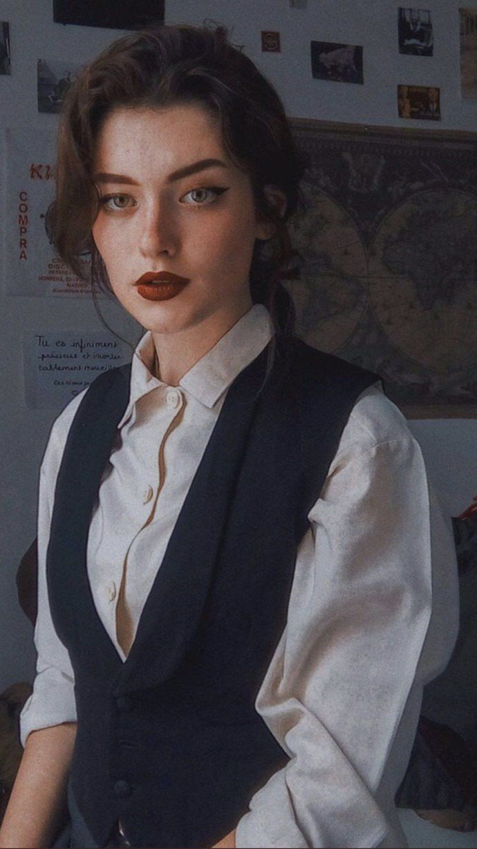 Dark Academia/Ivy League style