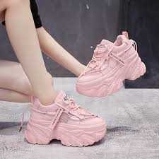 What's one fashion trend that you absolutely hate and one that you love?