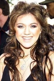 Who is the better musical artist?  Kelly Clarkson, or Pink?