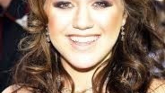 Who is the better musical artist? Kelly Clarkson, or Pink?