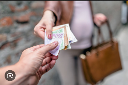 If a guy pays for a first date, and she doesnt want a second date, should she pay him the money back?