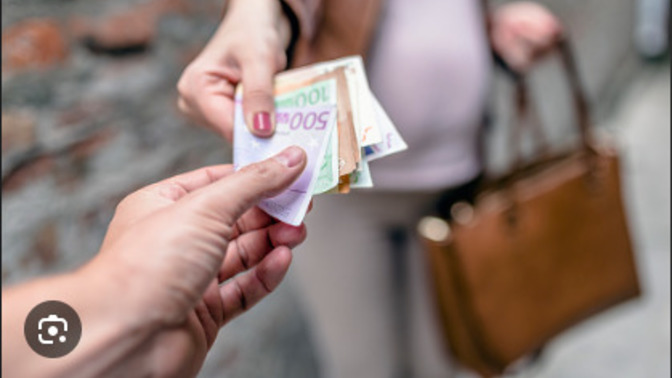 If a guy pays for a first date, and she doesn't want a second date, should she pay him the money back?