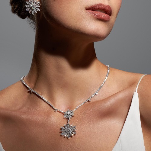 Whats most expensive to sport for any fashion and beauty attires. The Pearl Necklace or Diamond Necklace?