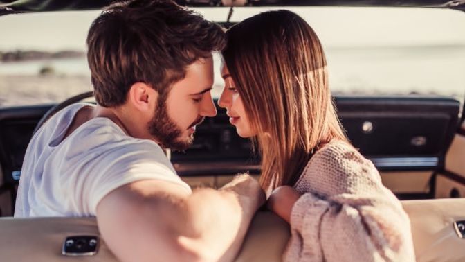 Should a guy at least try to go for a kiss on a first date if she seems like she’s enjoying the date?
