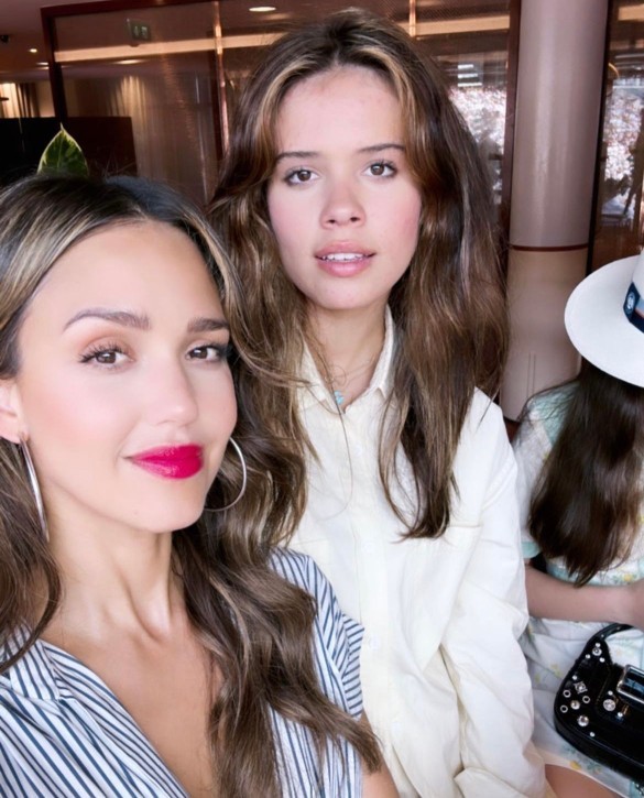 Do you think Jessica Alba and her daughter Honor. Whos 15 years old, look like twins. But in an older and younger version?