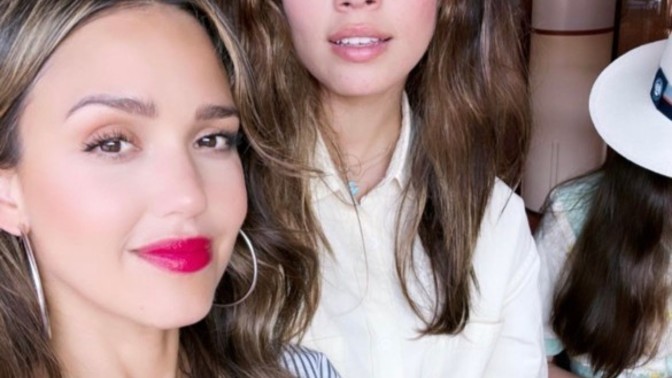 Do you think Jessica Alba and her daughter Honor. Who's 15 years old, look like twins. But in an older and younger version?