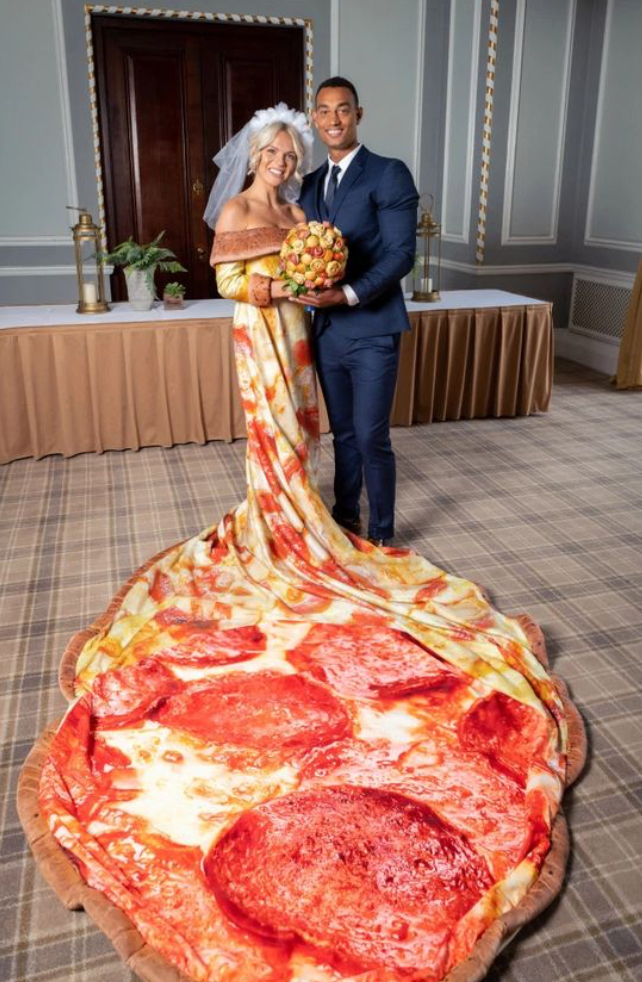I think this wedding dress is beautiful, I'd like to wear one like it one day, do you think it's pretty too?