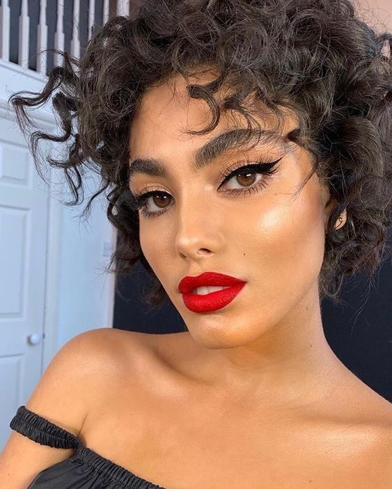 big wing eyeliner with bright red lips