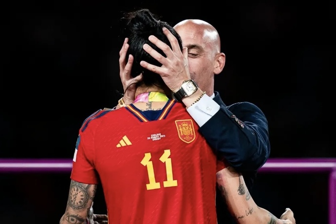 What do you think of the unwanted kiss 💋⚽️?