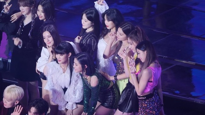 Which girlband is more popular, (G) I-DLE or Itzy?