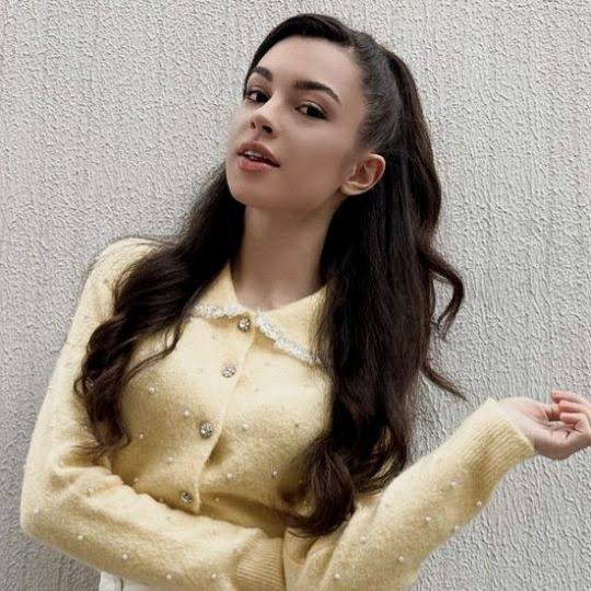 Who do you think is more beautiful and attractive?