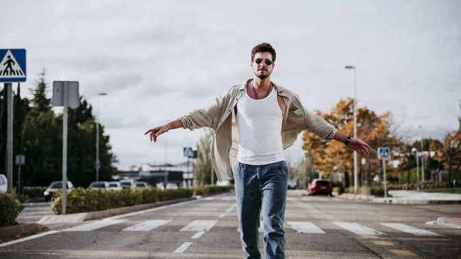 Do you think men or women are more confident walking down the street?