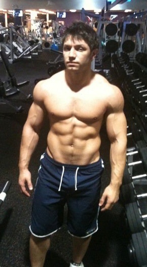 Would you rather date a 5 6 muscular guy or a 6 3 muscular average guy?