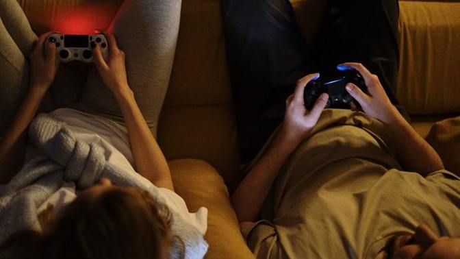 How can I get a gamer girlfriend?