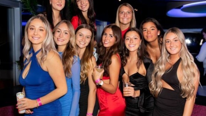 Ladies. When you go out in the nightlife hours with friends. What's your best moments at that time?