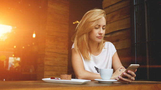 Is it a red flag if girlfriend keeps pictures of her exes?