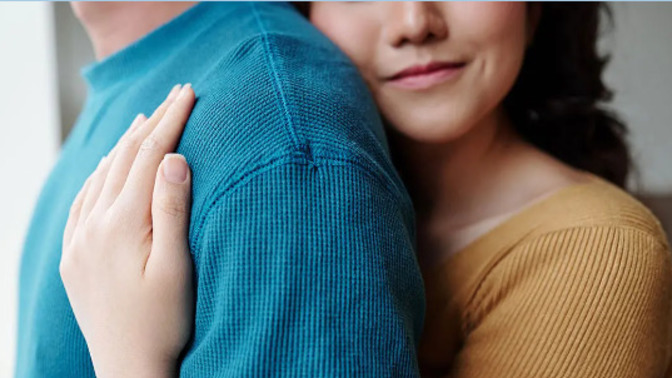 What does it mean when a woman hugs man from behind?