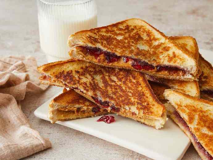Which iconic childhood sandwich is superior ?