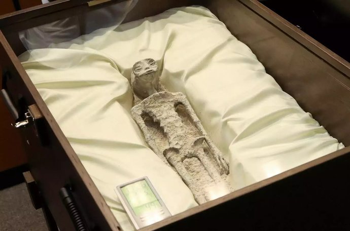 Mexican government showing to the world 1,000 year old mummified alien remains. Do you think they are real?