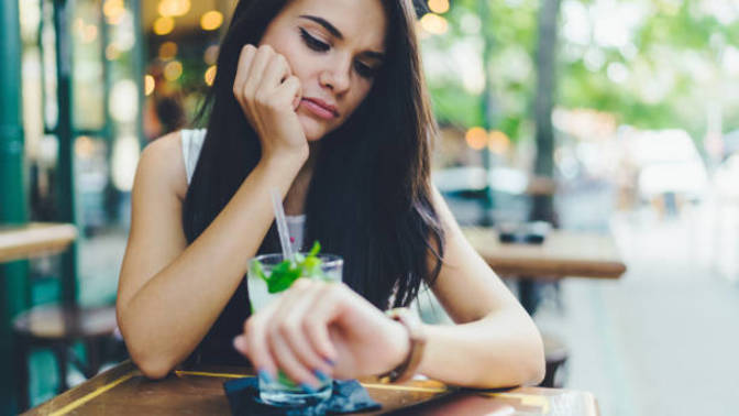 How do girls expect to find a boyfriend?