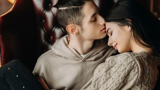 What is the meaning of kissing forehead?