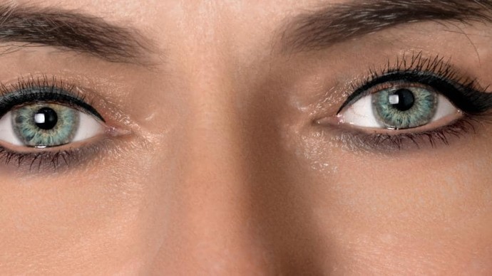 What eye color do you like more?