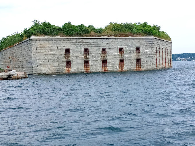 External view of Ft Gorges