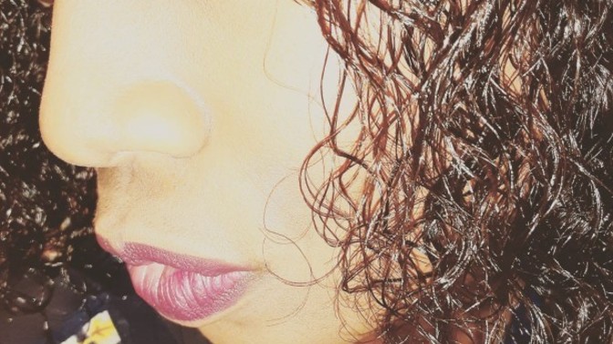 What shade of brown is her eyes?