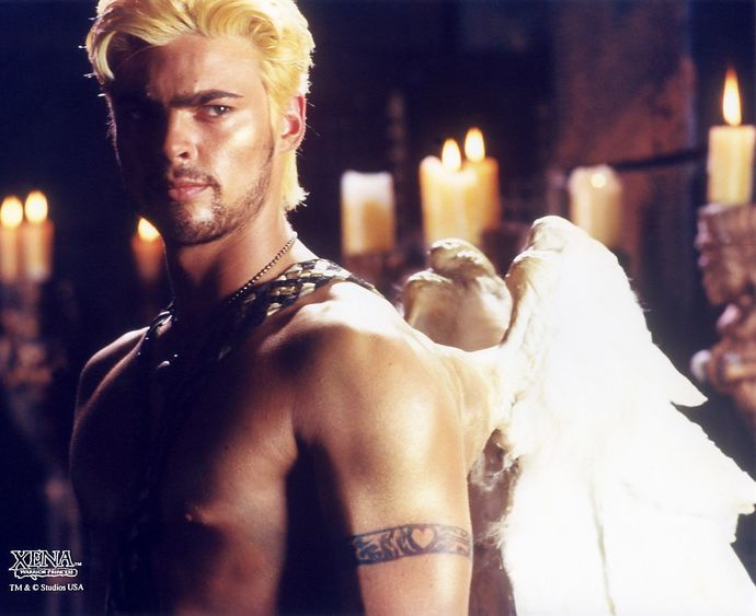 Yes, thats a young blonde Karl Urban.
