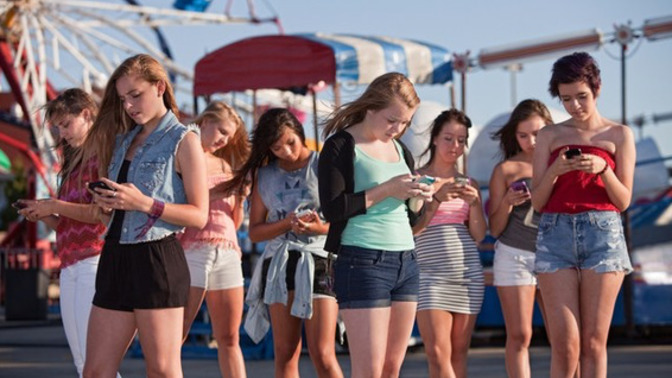 The average girl IS addicted to social media! Will I die single or what?