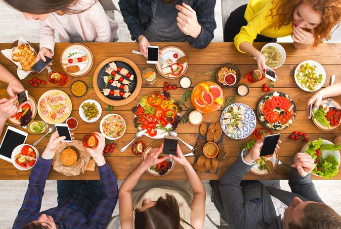 Phones at the dining table – yes or no?