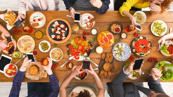 Phones at the dining table – yes or no?