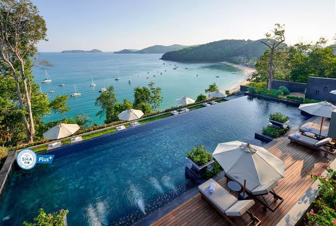 Where would you rather stay as a Solo Traveler : Villa or a hotel?