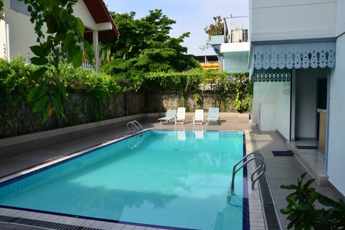 Where would you rather stay as a Solo Traveler : Villa or a hotel?