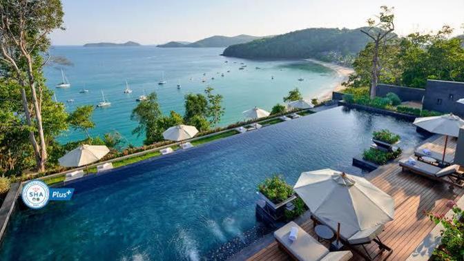 Where would you rather stay as a Solo Traveler : Villa or a hotel?