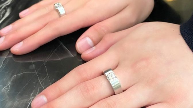 Is it a red flag if my husband is wearing his wedding ring on his middle finger?
