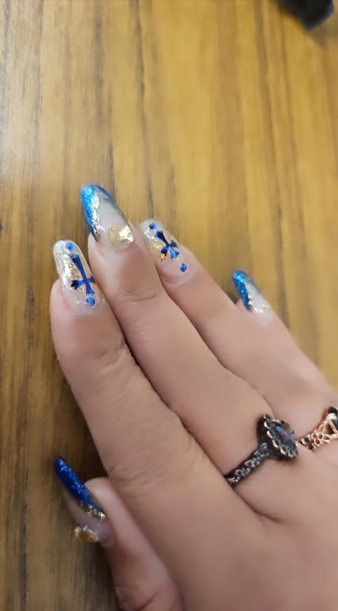 What color nails do you like on a woman?