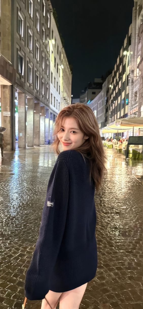 Heyy what attributes contribute to the popularity of Sana Minatozaki, a member of the K-pop group Twice, particularly among Korean male fans?