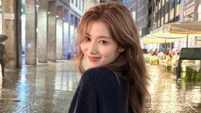 Heyy what attributes contribute to the popularity of Sana Minatozaki, a member of the K-pop group 'Twice,' particularly among Korean male fans?