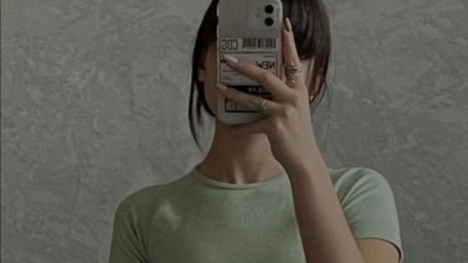 What is general male perception of the visibility of a camel toe on women's clothing, what factors contribute to their preferences or lack thereof?