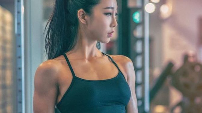 What are the typical inclinations among men when it comes to women with well-defined abdominal muscles and what factors play a role in shaping these?